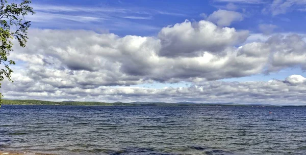 Pemandangan Langit Biru Atas Danau Dengan Indah Berbulu Dan Awan — Stok Foto