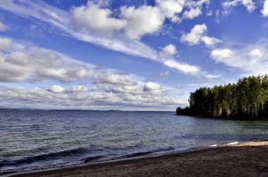 Gölün güzel tüylü ve cumulonimbus bulutlar ile üzerinde mavi gökyüzü görünümü güneşli bir günde, Güney Urallar, göl Uvildy