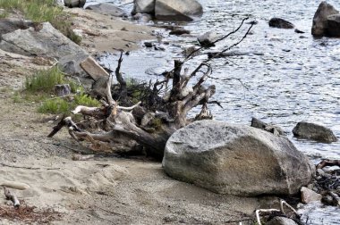 kayalık kıyısında Gölü, Güney Urallar, göl Uvildy