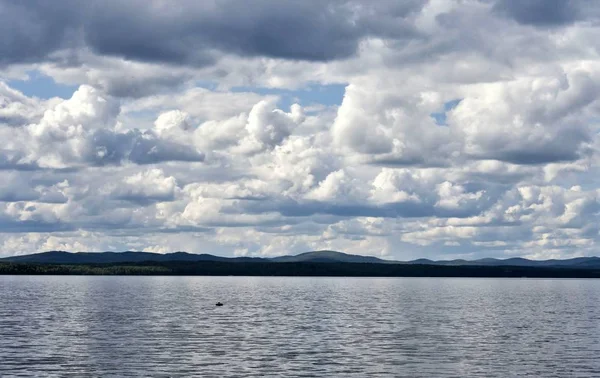 Utsikt Över Den Blå Himlen Över Sjön Med Vacker Fjäderlätt — Stockfoto
