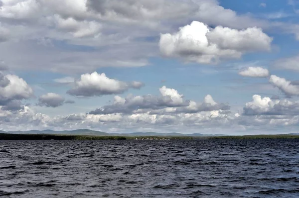 Utsikt Över Den Blå Himlen Över Sjön Med Vacker Fjäderlätt — Stockfoto