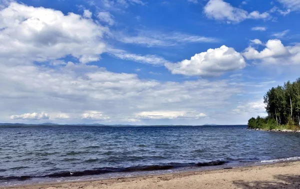 Vista Céu Azul Sobre Lago Com Belas Nuvens Penas Cumulonimbus — Fotografia de Stock