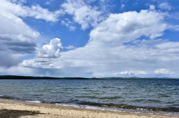 Vista Céu Azul Sobre Lago Com Belas Nuvens Penas Cumulonimbus — Fotografia de Stock