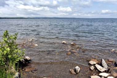 kayalık sahil Gölü, uzaktan Ural Dağları görebiliriz