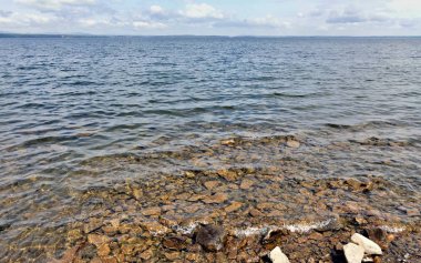 kayalık temize aracılığıyla gölün kıyısında su altında görebilirsiniz