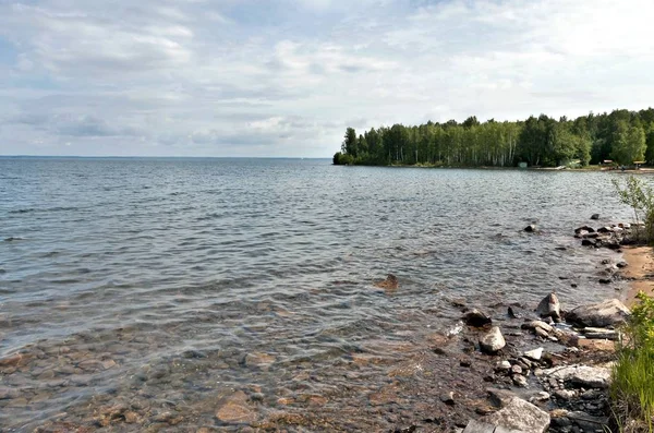 kayalık temize aracılığıyla gölün kıyısında su altında görebilirsiniz