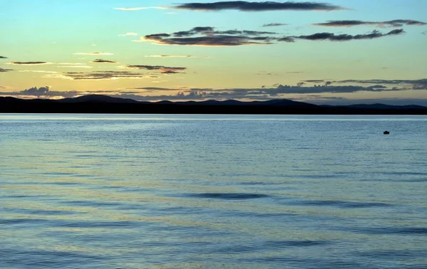 Akşam Gökyüzü Göl Güneş Tarafından Aydınlatılmış Bulutlar Siluetleri Üzerinde — Stok fotoğraf
