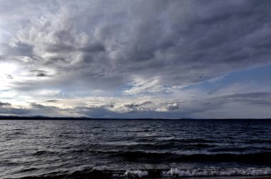 huzursuz göl üzerinde koyu gri gökyüzü, Rüzgar esiyor