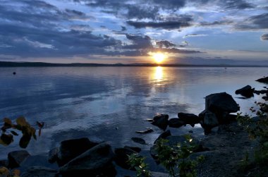 göl, turuncu güneşin üzerinde koyu mavi akşam gökyüzü