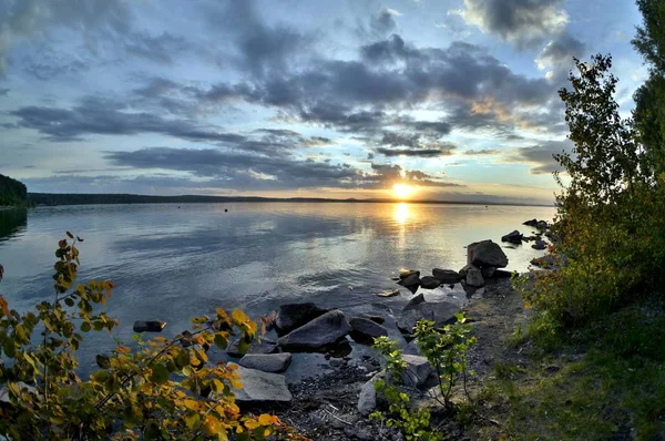 Langit biru gelap malam di atas danau, matahari oranye, ikan-mata — Stok Foto