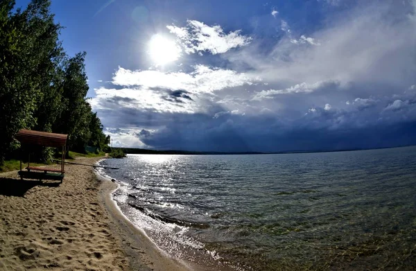 Cielo Azul Oscuro Sobre Lago Antes Tormenta Sol Está Brillando — Foto de Stock