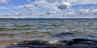 Gölün güzel tüylü ve cumulonimbus bulutlar ile üzerinde mavi gökyüzü görünümü güneşli bir günde, Güney Urallar, göl Uvildy
