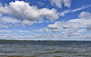 Gölün güzel tüylü ve cumulonimbus bulutlar ile üzerinde mavi gökyüzü görünümü güneşli bir günde, Güney Urallar, göl Uvildy