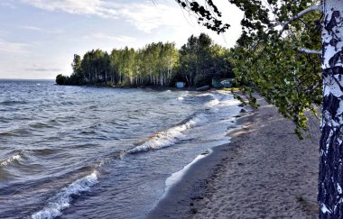 huzursuz göl üzerinde koyu gri gökyüzü, Rüzgar esiyor