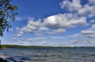 Gölün güzel tüylü ve cumulonimbus bulutlar ile üzerinde mavi gökyüzü görünümü güneşli bir günde, Güney Urallar, göl Uvildy