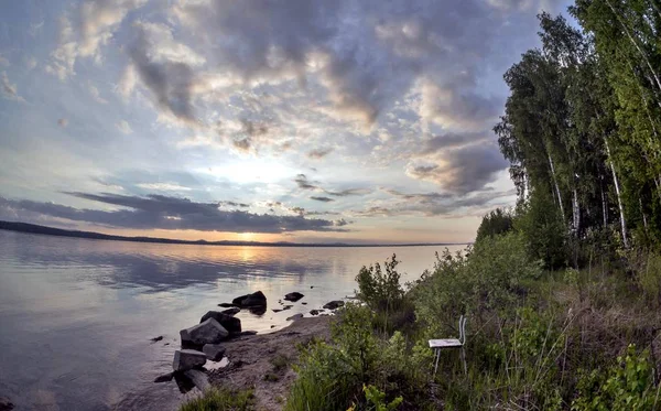 Langit Malam Atas Danau Siluet Awan Diterangi Oleh Matahari Tertutup — Stok Foto