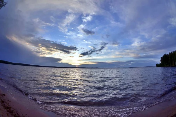 Evening Sky Lake Silhouettes Clouds Illuminated Sun Sun Sets Horizon — Stock Photo, Image