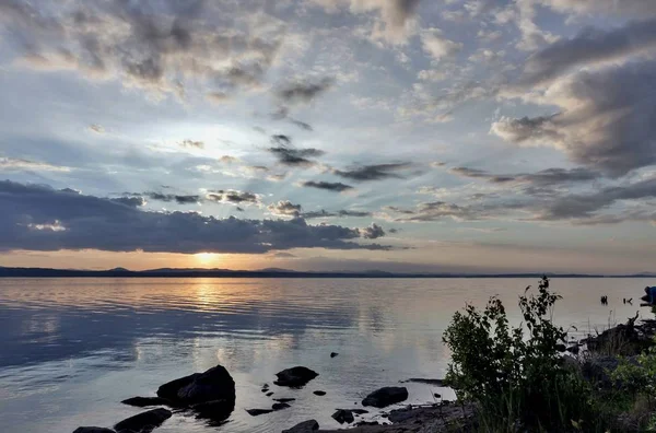Langit Malam Atas Danau Siluet Awan Diterangi Oleh Matahari Hutan — Stok Foto