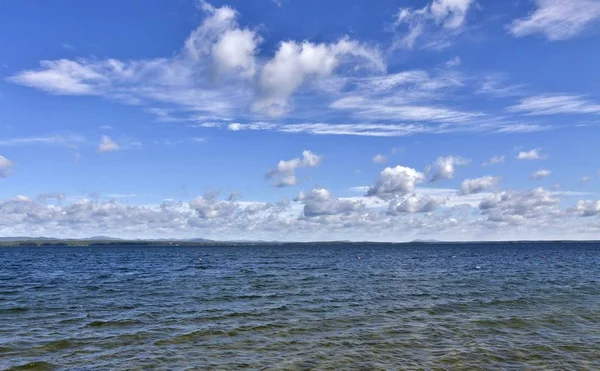 Перегляд Синє Небо Над Озера Красивою Перната Купчасто Дощові Хмари — стокове фото
