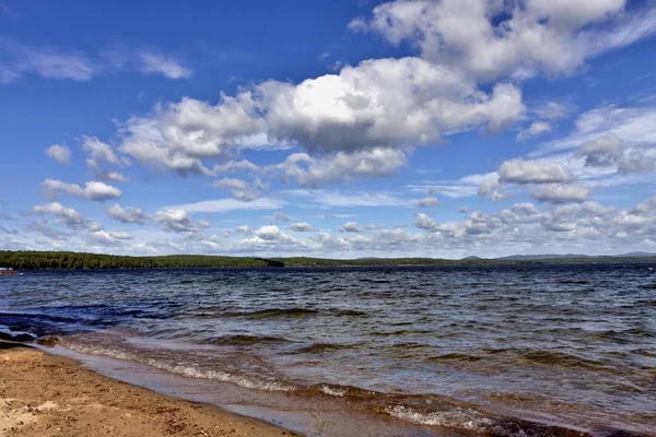 Vista Del Cielo Azul Sobre Lago Con Hermosas Nubes Plumosas —  Fotos de Stock