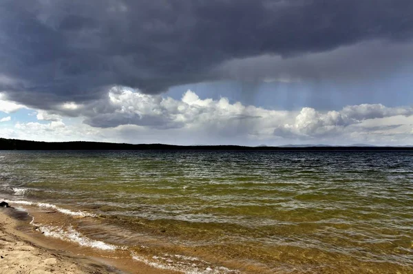 Ciel Gris Foncé Sur Lac Agité Vent Souffle — Photo