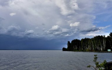 dramatik fırtına öncesi sessizlik gölün üzerinde koyu mavi gökyüzü aydınlatma