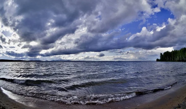 Tmavě Šedá Obloha Nad Neklidné Jezero Vítr Fouká — Stock fotografie