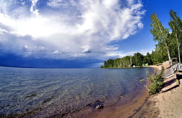 Tmavě Modrá Obloha Nad Jezerem Před Bouří Slunce Svítí — Stock fotografie