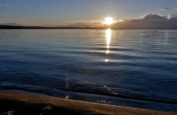Langit Malam Atas Danau Siluet Awan Diterangi Oleh Matahari — Stok Foto