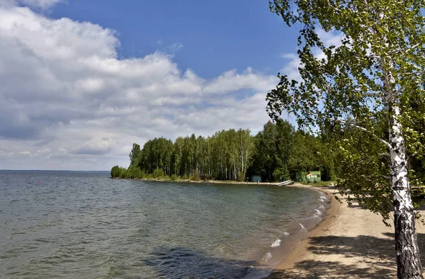 Utsikt Över Den Blå Himlen Över Sjön Med Vacker Fjäderlätt — Stockfoto