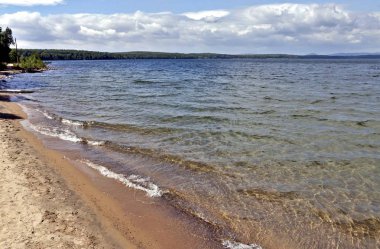 berrak su güneş tarafından aydınlatılmış Gölü, kumlu altında görebilirsiniz
