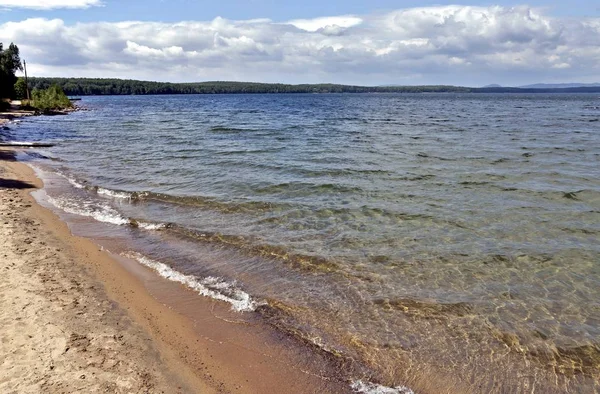 berrak su güneş tarafından aydınlatılmış Gölü, kumlu altında görebilirsiniz