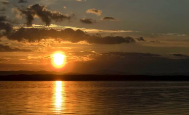 göl, bulutlar güneş ışıkları üzerinde turuncu günbatımı