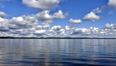 Gölün güzel tüylü ve cumulonimbus bulutlar ile üzerinde mavi gökyüzü görünümü güneşli bir günde, Güney Urallar, göl Uvildy