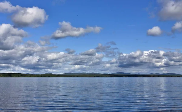 Pemandangan Langit Biru Atas Danau Dengan Indah Berbulu Dan Awan — Stok Foto