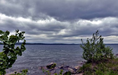 huzursuz göl üzerinde koyu gri gökyüzü, Rüzgar esiyor