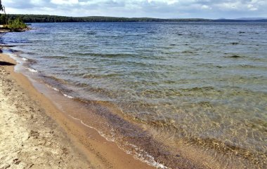 berrak su güneş tarafından aydınlatılmış Gölü, kumlu altında görebilirsiniz