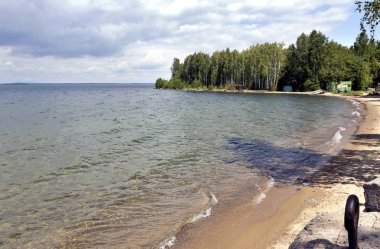 berrak su güneş tarafından aydınlatılmış Gölü, kumlu altında görebilirsiniz