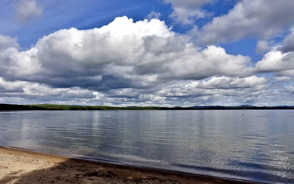 Vue Sur Ciel Bleu Sur Lac Avec Beaux Nuages Plumeux — Photo