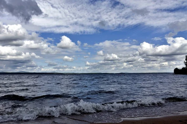 huzursuz göl üzerinde koyu gri gökyüzü, Rüzgar esiyor