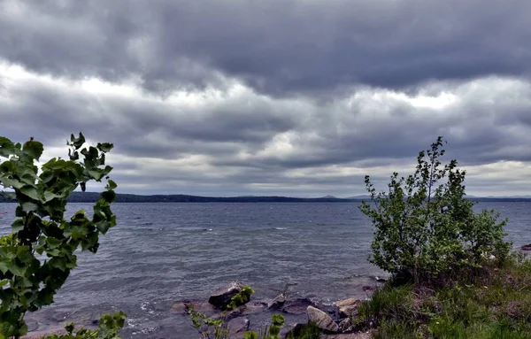 huzursuz göl üzerinde koyu gri gökyüzü, Rüzgar esiyor