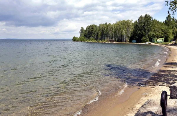 berrak su güneş tarafından aydınlatılmış Gölü, kumlu altında görebilirsiniz