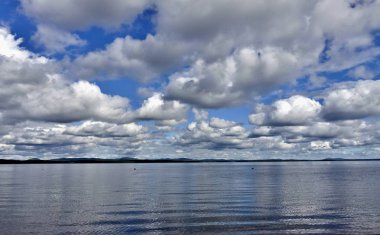 Gölün güzel tüylü ve cumulonimbus bulutlar ile üzerinde mavi gökyüzü görünümü güneşli bir günde, Güney Urallar, göl Uvildy