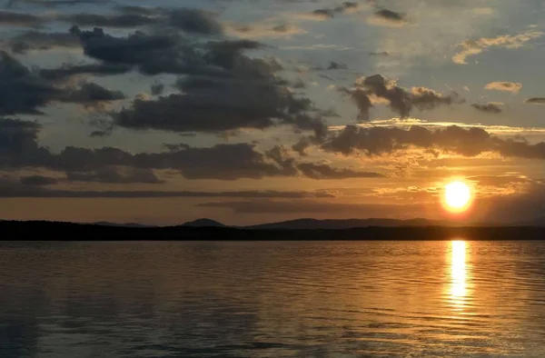 göl, bulutlar güneş ışıkları üzerinde turuncu günbatımı