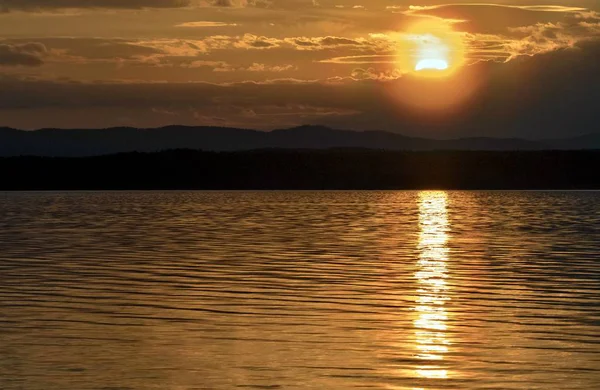 göl, bulutlar güneş ışıkları üzerinde turuncu günbatımı