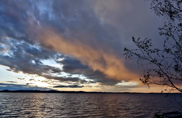 Escuro Lago Noite Laranja Nuvens Iluminadas Pelo Sol — Fotografia de Stock