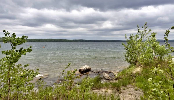 huzursuz göl üzerinde koyu gri gökyüzü, Rüzgar esiyor