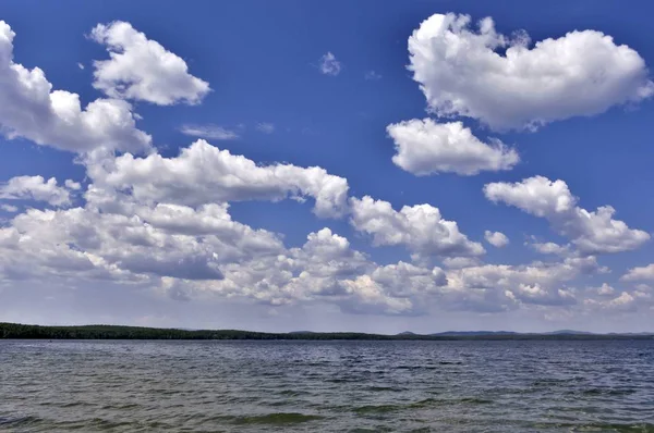 看蓝天在湖与云彩 — 图库照片