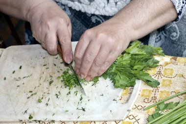 kesme maydanoz ve diğer otlar kesme tahtası üzerinde