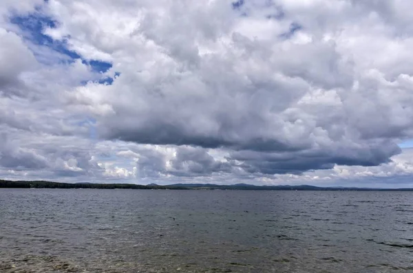Вечернее озеро в облачную погоду — стоковое фото